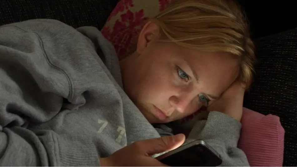 Night Phone Use & Vision Loss: Eye Care Guide