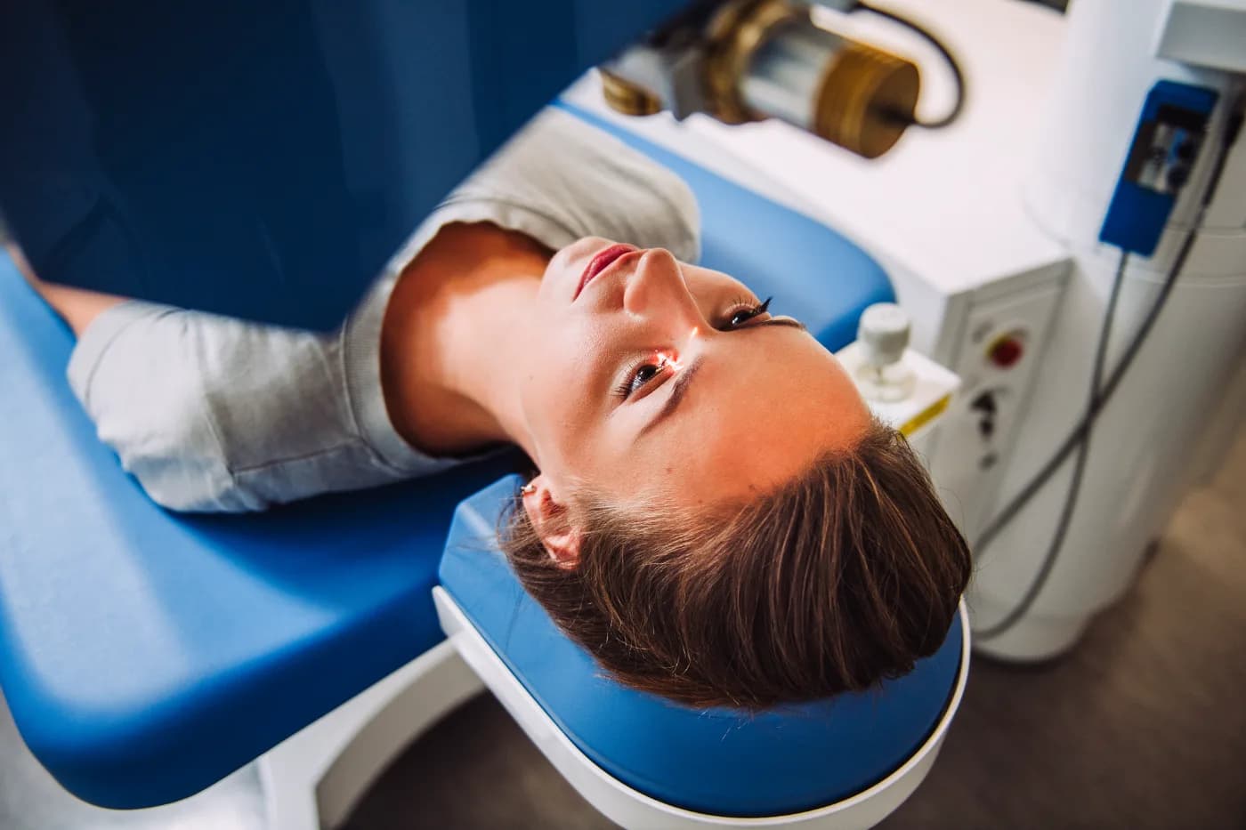 Beyond the Glasses: How Modern Technology and Touch-Free Lasers Transformed Vision Correction