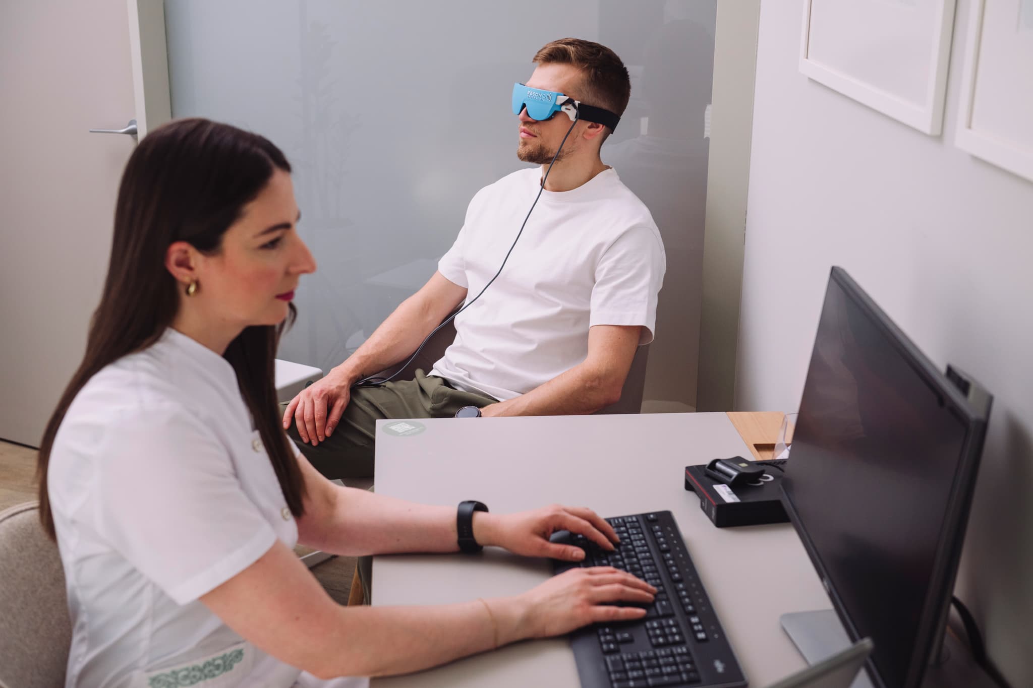 Optometrist jälgib Rexon-Eye seanssi KSA Silmakeskuses