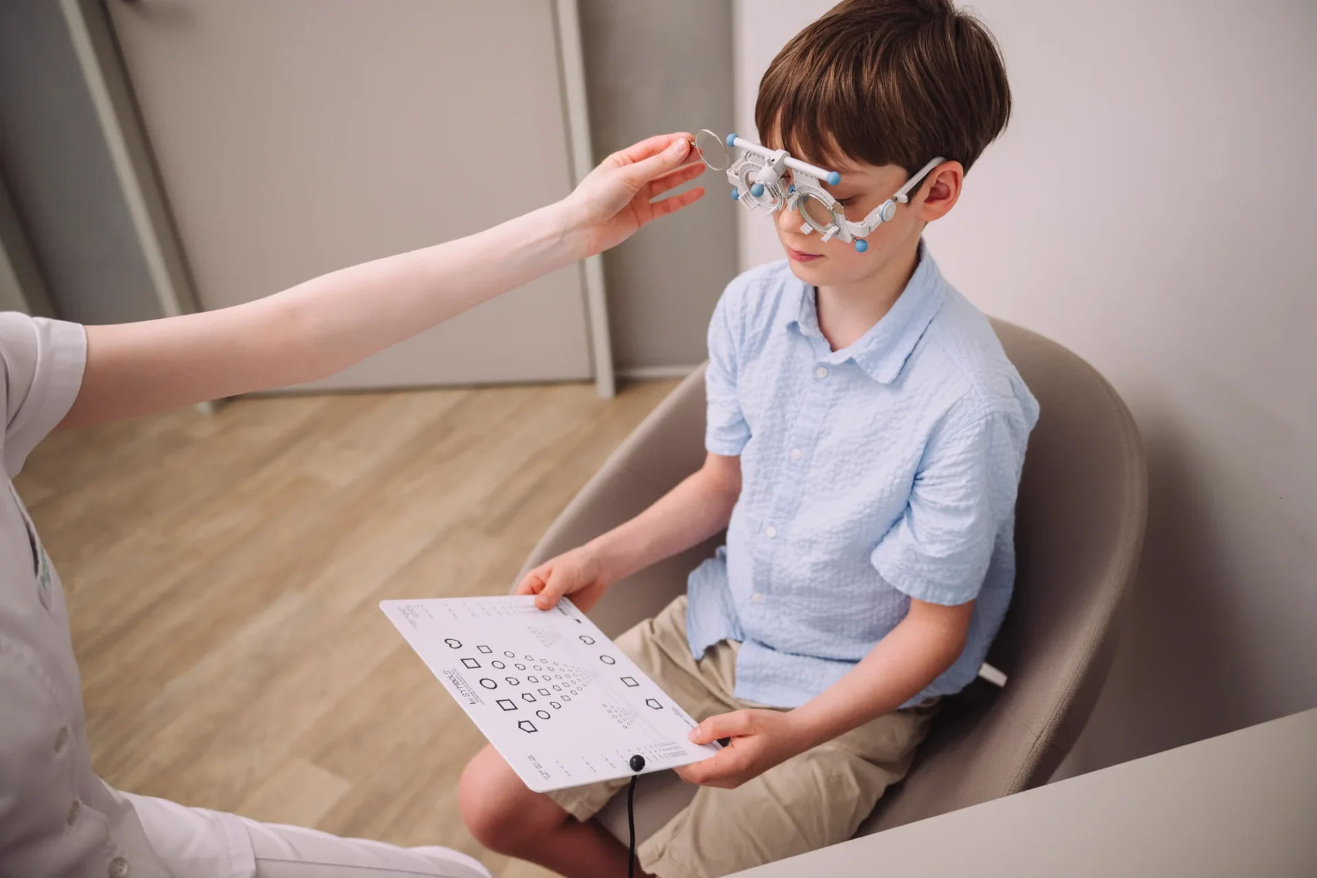 laps nägemiskontrolli tegemas arsti kabinetis