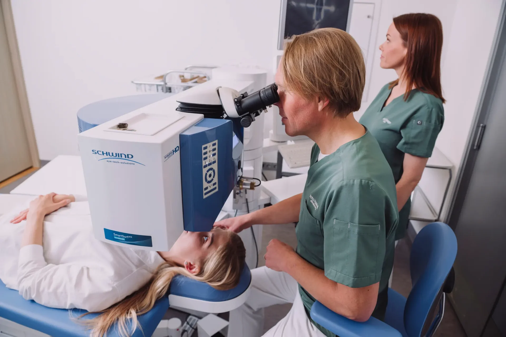 Silmaarst teostamas Flow3 laserprotseduuri