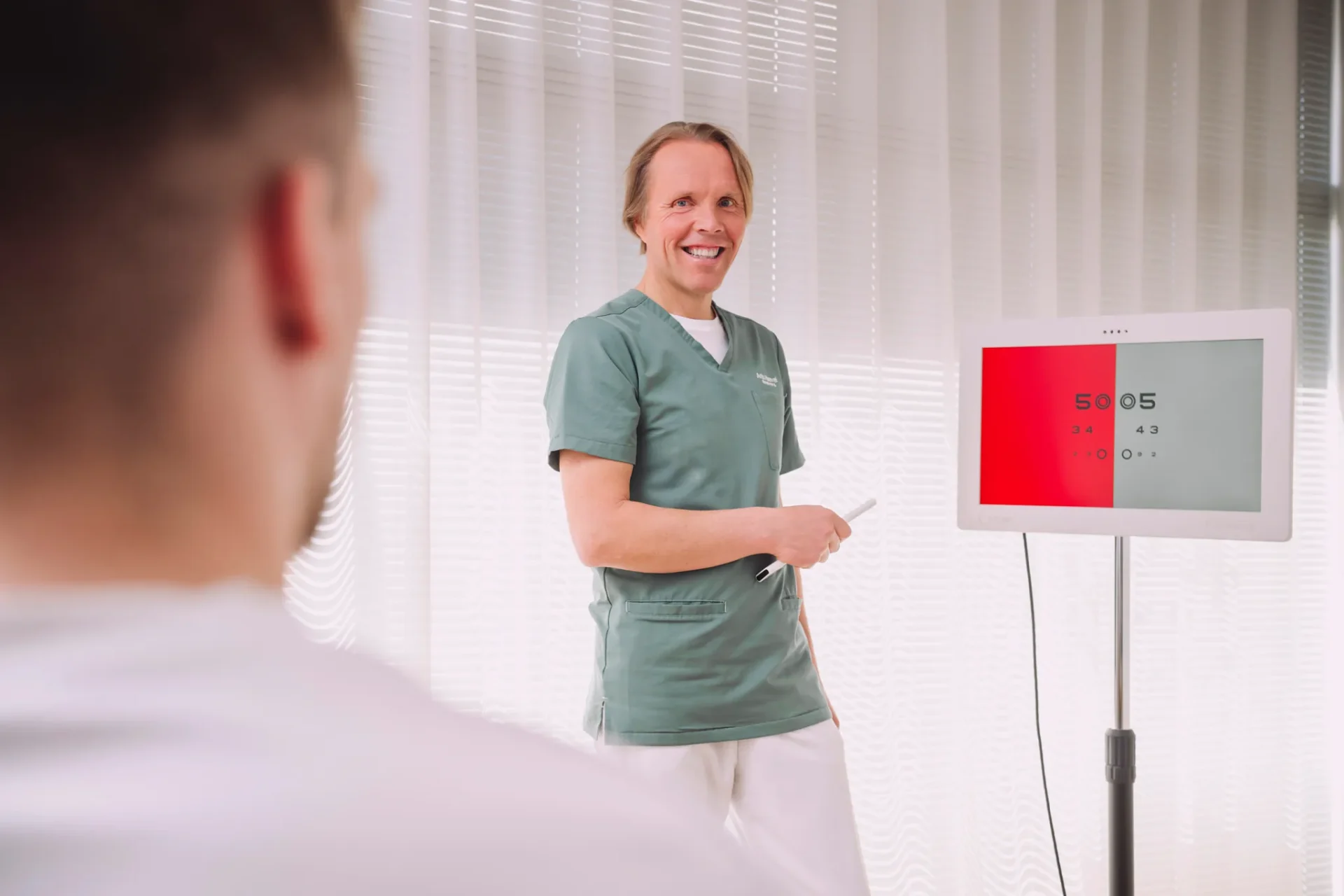 arst patsiendiga tegemas nägemiskontrolli